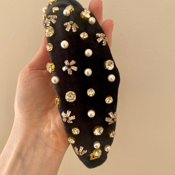 Black sparkly flower and pearl headband - Picture 3 of 4